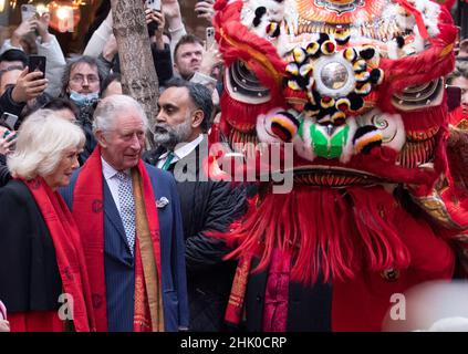 01/02/2022. Londra, Regno Unito. Sua altezza reale il principe Carlo e la duchessa di Cornovaglia Camilla sono viste visitare la città cinese di Londra. Oggi peo cinese Foto Stock