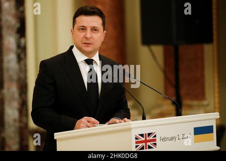 il presidente ucraino Volodymyr Zelensky a Kiev, Ucraina, partecipa a una conferenza stampa congiunta dopo aver tenuto colloqui di crisi con il primo ministro Boris Johnson in mezzo alle crescenti tensioni con la Russia. Data immagine: Martedì 1 febbraio 2022. Foto Stock