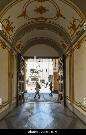 Ingresso ad arco di Palazzo Trecesson decorato con affreschi e affacciato su Piazza San Carlo con il monumento a Emmanuel Philibert, Torino, Piemonte Foto Stock