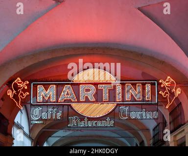 Neon segno di Martini, marca di bevande alcoliche, e caffè Torino, storico caffè sotto i portici di Piazza San Carlo, Torino, Piemonte Foto Stock