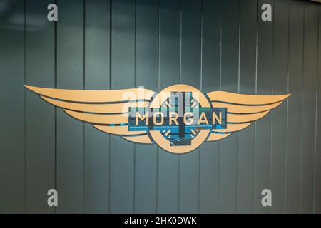 Logo delle auto Morgan sul muro del loro showroom Malvern link, Worcestershire Foto Stock