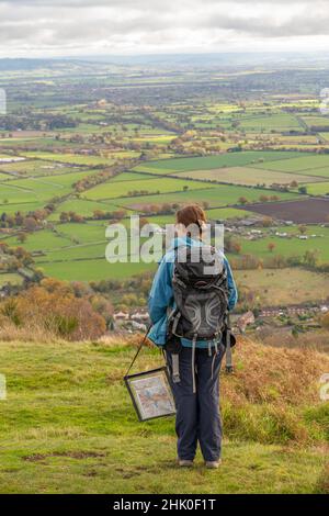 Un camminatore che guarda verso il fiume Severn dalle colline di Malvern Foto Stock