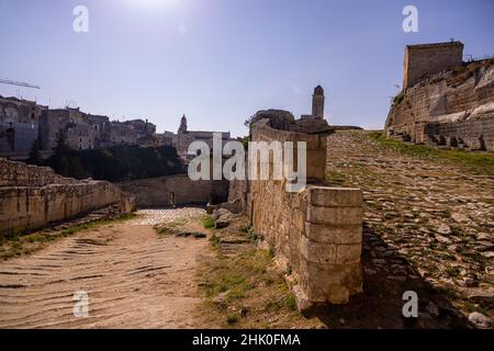 Il borgo storico di Gravina in Puglia con il suo famoso ponte acquedotto - MATERA, ITALIA - 30 OTTOBRE 2021 Foto Stock