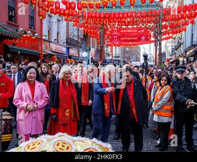Londra, UK 1 feb 2022Prince Charles e Camilla, duchessa della Cornovaglia, indossano sciarpe rosse mentre visitano Chinatown per celebrare il Capodanno cinese lunare che inizia il 1st febbraio. È l'anno della Tigre. Credit: Mark Thomas/Alamy Live News Foto Stock