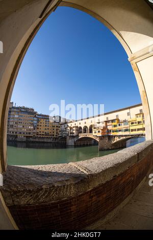 Firenze, Italia. Gennaio 2022. Vista fisheye del Ponte Vecchio nel centro storico della città Foto Stock