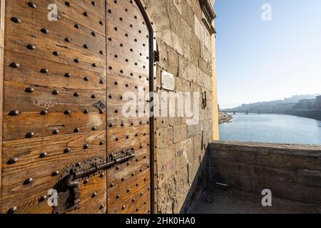 Firenze, Italia. Gennaio 2022. Dettaglio di un'antica porta di legno sul vecchio ponte nel centro storico della città Foto Stock