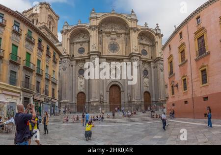 Granada Spagna - 09 14 2021: Vista sulla facciata anteriore della Cattedrale di Granada o della Cattedrale dell'Incarnazione, Catedral de Granada, Santa Iglesia Cate Foto Stock