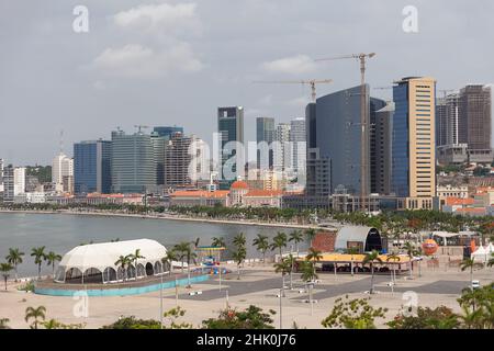 Luanda Angola - 10 13 2021: Vista aerea del centro di Luanda, baia, isola di Cabo e porto di Luanda, edifici marginali e centrali, in Angola Foto Stock