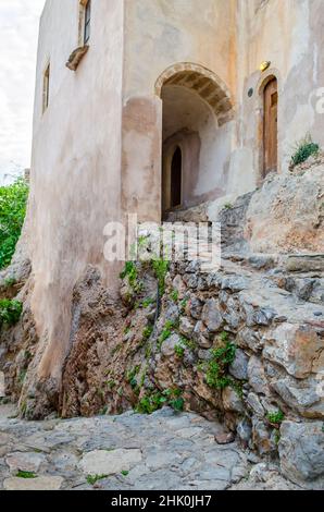 Tradizionali edifici medievali e vicoli in pietra con archi nella città del Castello di Monsmvasia Island, Grecia Foto Stock