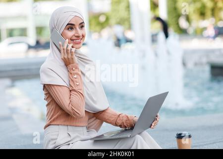 Il lavoratore freelance lavora in remoto, appaltatore indipendente all'aperto Foto Stock