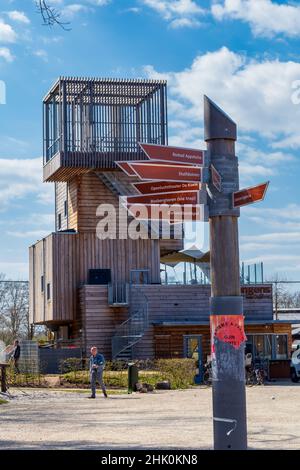Appelscha, Paesi Bassi - 18 aprile 2021: Torre di controllo in legno nel centro di Appelscha a Drenthe Paesi Bassi Foto Stock
