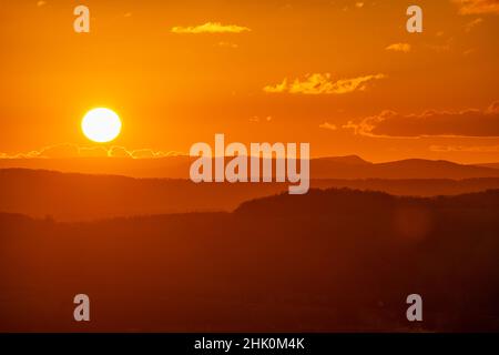 Guardando a ovest al tramonto dal Wyche nelle colline Malvern Foto Stock