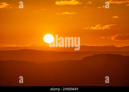 Guardando a ovest al tramonto dal Wyche nelle colline Malvern Foto Stock