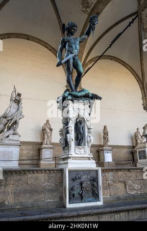 Firenze, Italia. 2022 gennaio la statua di Perseo con la testa di Medusa, scolpita da Benvenuto Cellini nel centro storico della città Foto Stock