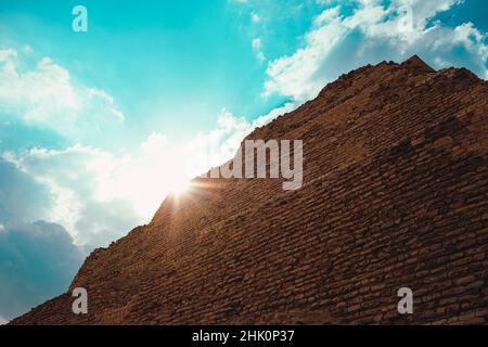 Bagliore solare della cima della piramide di Djoser, area desertica di Saqqara dove sono state costruite tutte le piramidi più antiche del mondo, a sud di giza egitto Foto Stock