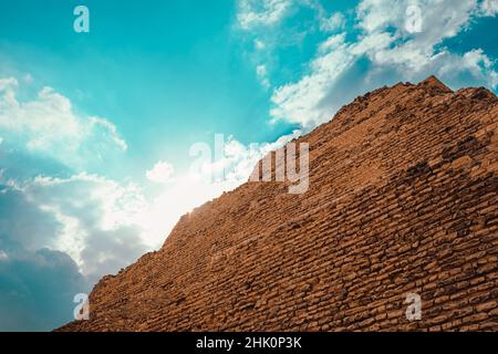 Bagliore solare della cima della piramide di Djoser, area desertica di Saqqara dove sono state costruite tutte le piramidi più antiche del mondo, a sud di giza egitto Foto Stock