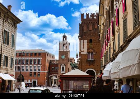 La splendida Piazza Trento e Trieste a Ferrara, patrimonio dell'umanità dell'UNESCO, Italia, Emilia Romagna- Foto Stock