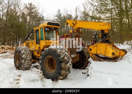 Una pattiniera gialla parcheggiata nella neve Foto Stock