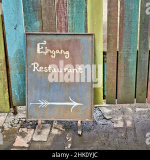 Insegna con l'iscrizione Eingang Restaurant nel centro di Berlino. Traduzione sul cartello: Ingresso Ristorante Foto Stock