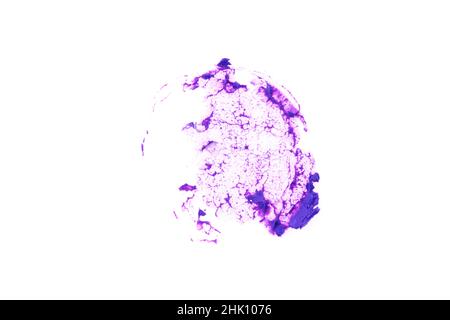 Il colore lilla del prodotto cosmetico. Una stampa a forma di cerchio con rossetto si distingue su uno sfondo bianco. Consistenza cremosa del trucco. Foto di alta qualità Foto Stock