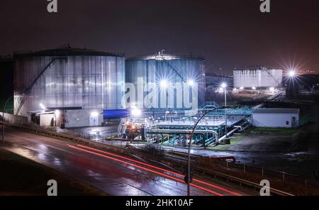 Amburgo, Germania. 01st Feb 2022. Vista dei contenitori di stoccaggio della società Oiltanking nei locali del loro terminal cisterna nel porto di Amburgo. La società di logistica delle cisterne Oiltanking è diventata l'obiettivo di un attacco hacker. Credit: Christian Charisius/dpa/Alamy Live News Foto Stock