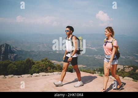 Coppia di turisti che camminano sulla collina Foto Stock