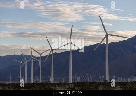 Fattoria di turbine eoliche a Palm Springs, California USA il 1 febbraio 2022. Foto di Francis Specker Foto Stock