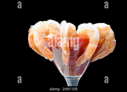 Un cocktail di gamberi isolato con uno sfondo nero Foto Stock