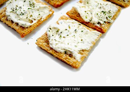 Cracker di grano grattugiato con formaggio cremoso, aglio ed erbe Foto Stock