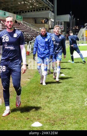 NORTHAMPTON, REGNO UNITO. FEBBRAIO 1st i giocatori di Barrow si riscaldano prima della partita della Sky Bet League 2 tra Northampton Town e Barrow al PTS Academy Stadium di Northampton martedì 1st febbraio 2022. (Credit: John Cripps | MI News) Credit: MI News & Sport /Alamy Live News Foto Stock