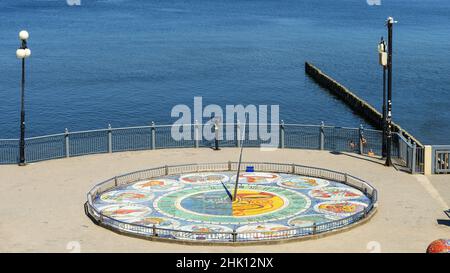 Meridiana sul lungomare del Mar Baltico nella città di Svetlogorsk, regione di Kaliningrad, Russia. Meridiana con segni zodiacali sulla spiaggia della città. Foto Stock