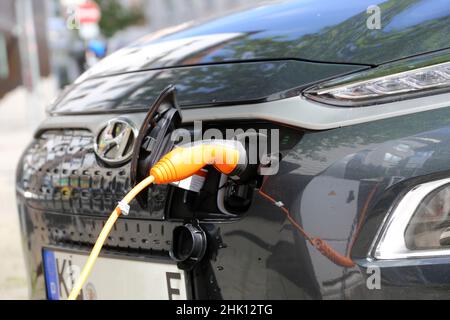 Elektroauto an der Ladestation Foto Stock