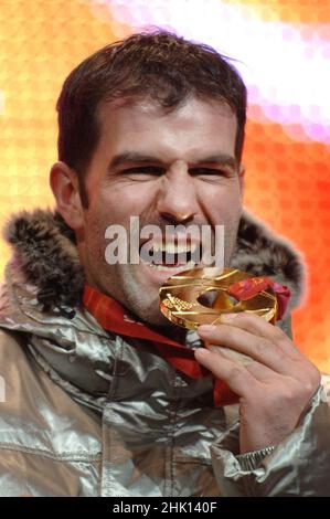 Torino Italia 2006-02-12: Torino 2006 Giochi Olimpici invernali, cerimonia di premiazione del concorso di Luge, Armin Zöggeler , Italia, medaglia d'oro Foto Stock