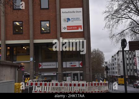 Colonia, Germania. 01st Feb 2022. Il punto di contatto della polizia e della città di Colonia al Cologne Cathedral Credit: Horst Galuschka/dpa/Alamy Live News Foto Stock