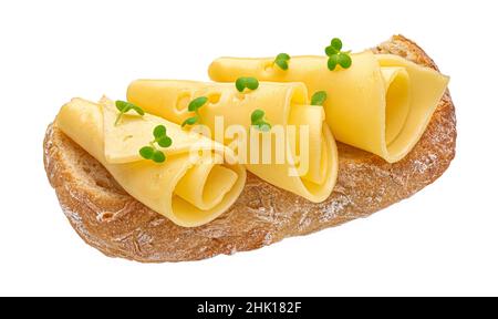 Involtini di formaggio su fetta di pane isolato su sfondo bianco Foto Stock