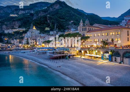 Viaggio in Italia ,vista della bellissima città di Amalfi in Costiera Amalfitana e Golfo di Sorrento. Campanira, Italia. Foto Stock