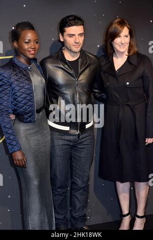 Lupita Nyong'o attrice, attore Oscar Isaac, e il produttore Kathleen Kennedy sfilano un evento di tappeti rossi per promuovere il Fan 'Star Wars: The Force Wakes' presso il centro commerciale Antara Fashion Mall di Città del Messico, martedì 8 dicembre 2015. Foto: ©Francisco Morales/DAMMPHOTO/NortePhoto Foto Stock