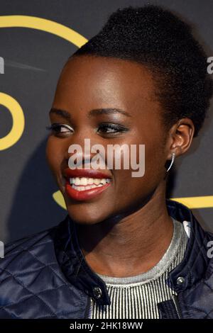 L'attrice Lupita Nyong'o, (L), l'attore Oscar Isaac, (C), e il produttore Kathleen Kennedy posano insieme per i fotografi ad un evento di fan per promuovere Star Wars: The Force Awakens, all'Antara Fashion Mall di Città del Messico, martedì 8 dicembre 2015. Foto: ©Francisco Morales/DAMMPHOTO/NortePhoto Foto Stock