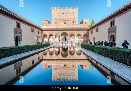 Il patio de los Arrayanes (Corte dei Mirti) e il Palazzo Comares riflettevano sull'acqua in Alhambra, Granada, Andalusia, Spagna. Foto Stock