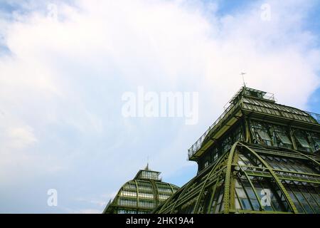 Palmenhaus, Vienna, Austria con cielo nuvoloso Foto Stock