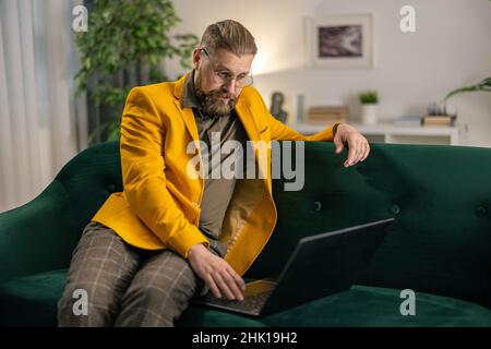 Uomo con notebook a casa Foto Stock