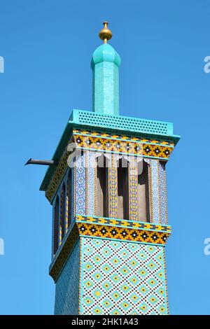 Il colorato badgir Emarat-e Badgir, torre del vento, nel Museo del Palazzo Golestan, complesso reale a Teheran, Iran Foto Stock