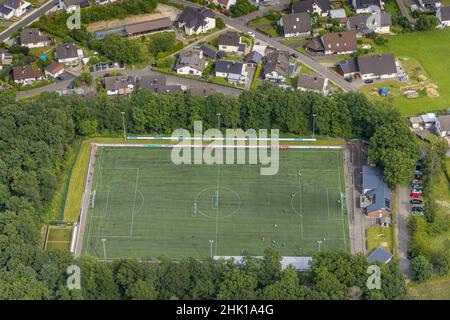 Vista aerea, campo sportivo am Winterhagen ad Altenhof, Wenden, Sauerland, Renania settentrionale-Vestfalia, Germania, DE, Europa, campo da calcio, paesaggio collinare, Foto Stock