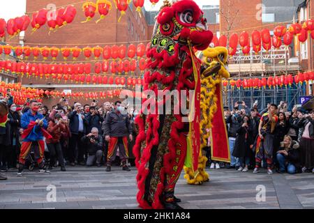 Londra, Inghilterra, Regno Unito 1 Febbraio 2022 folle si riuniscono a China Town per celebrare il Capodanno cinese, quest'anno visitato da Camilla, Duchessa di Cornovaglia e Principe Carlo. Draghi e batteristi cinesi intrattengono la folla Foto Stock