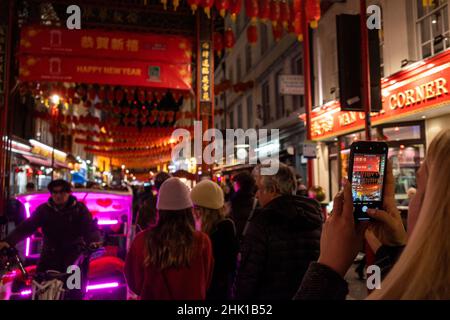 Londra, Regno Unito. 1 febbraio 2022. Una trafficata Gerrard Street a Chinatown la sera del Capodanno cinese come l'anno della Tigre ufficialmente inizia. I festeggiamenti a Chinatown sono ridimensionati quest'anno a causa della pandemia, ma i ristoranti sperano che le aziende riprendano ora che le restrizioni del piano B Omicron sono state allentate dal governo britannico. Credit: Stephen Chung / Alamy Live News Foto Stock