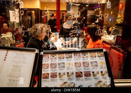 Londra, Regno Unito. 1 febbraio 2022. La gente cena in un ristorante a Chinatown la sera del Capodanno cinese come l'anno della Tigre ufficialmente inizia. I festeggiamenti a Chinatown sono ridimensionati quest'anno a causa della pandemia, ma i ristoranti sperano che le aziende riprendano ora che le restrizioni del piano B Omicron sono state allentate dal governo britannico. Credit: Stephen Chung / Alamy Live News Foto Stock