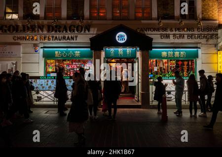 Londra, Regno Unito. 1 febbraio 2022. Persone fuori dal ristorante Golden Dragon a Chinatown la sera del Capodanno cinese come l'anno della Tigre ufficialmente inizia. I festeggiamenti a Chinatown sono ridimensionati quest'anno a causa della pandemia, ma i ristoranti sperano che le aziende riprendano ora che le restrizioni del piano B Omicron sono state allentate dal governo britannico. Credit: Stephen Chung / Alamy Live News Foto Stock