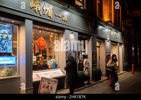 Londra, Regno Unito. 1 febbraio 2022. Un ristorante a Chinatown la sera del Capodanno cinese come l'anno della Tigre inizia ufficialmente. I festeggiamenti a Chinatown sono ridimensionati quest'anno a causa della pandemia, ma i ristoranti sperano che le aziende riprendano ora che le restrizioni del piano B Omicron sono state allentate dal governo britannico. Credit: Stephen Chung / Alamy Live News Foto Stock