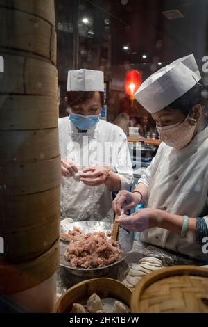 Londra, Regno Unito. 1 febbraio 2022. Il personale prepara gnocchi freschi (da cuocere al vapore) in un ristorante a Chinatown la sera del Capodanno cinese, quando inizia ufficialmente l'anno della Tigre. I festeggiamenti a Chinatown sono ridimensionati quest'anno a causa della pandemia, ma i ristoranti sperano che le aziende riprendano ora che le restrizioni del piano B Omicron sono state allentate dal governo britannico. Credit: Stephen Chung / Alamy Live News Foto Stock