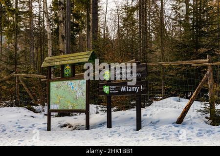 Montagne giganti, Polonia - Marzo 2021: Cartello e mappa all'ingresso del Parco Nazionale di Krkonoše Foto Stock